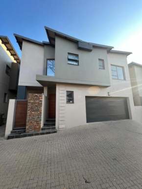 A beautiful modernize 4 bedrooms stand alone house